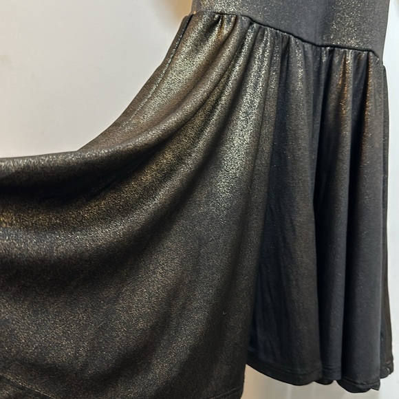 Dot dot smile 😃 dress size 2 in a beautiful metallic sparkly silky type fabric - Picture 5 of 7